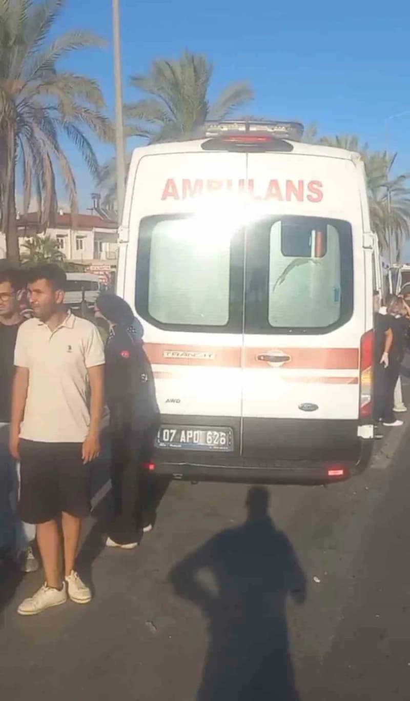 Antalya'nın Manavgat ilçesinde tur minibüsü, kamyonet ve otomobilin çarpışması sonucu meydana gelen trafik kazasında ilk