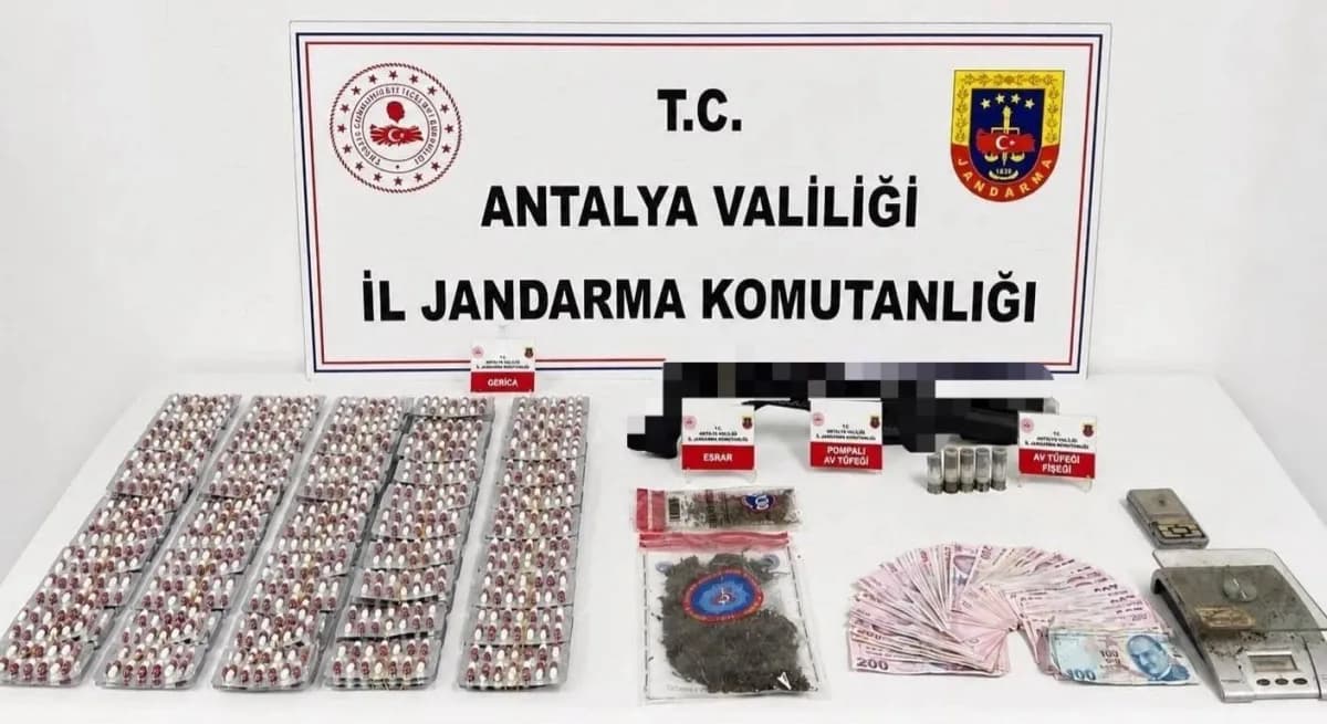 Antalya Kepez ve Döşemealtı ilçelerinde düzenlenen uyuşturucu operasyonunda ele geçirilen skunk ve uyuşturucu maddeler