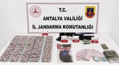Antalya Kepez ve Döşemealtı ilçelerinde düzenlenen uyuşturucu operasyonunda ele geçirilen skunk ve uyuşturucu maddeler