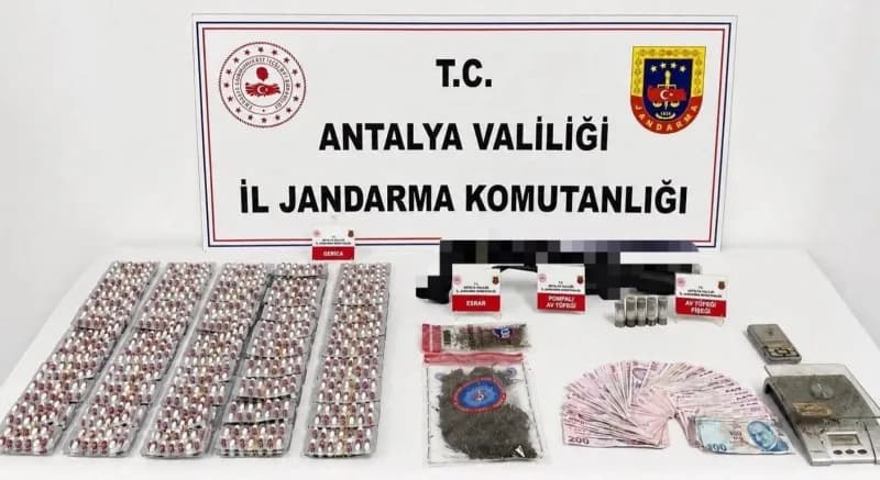 Antalya Kepez ve Döşemealtı ilçelerinde düzenlenen uyuşturucu operasyonunda ele geçirilen skunk ve uyuşturucu maddeler