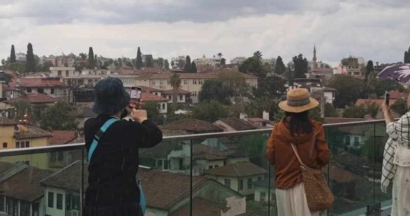 Kent merkezinde hava sıcaklığı 20,3 dereceye kadar düşerken, Cumhuriyet Meydanı’nda yağmura yakalanan yerli ve yabancı t