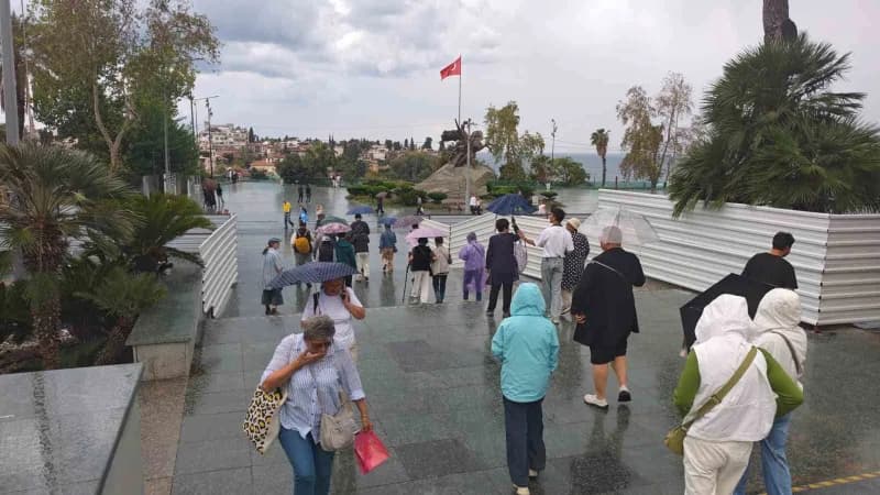 Kent merkezinde hava sıcaklığı 20,3 dereceye kadar düşerken, Cumhuriyet Meydanı’nda yağmura yakalanan yerli ve yabancı t