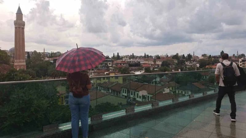 Kent merkezinde hava sıcaklığı 20,3 dereceye kadar düşerken, Cumhuriyet Meydanı’nda yağmura yakalanan yerli ve yabancı t