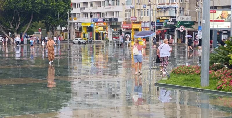 Kent merkezinde hava sıcaklığı 20,3 dereceye kadar düşerken, Cumhuriyet Meydanı’nda yağmura yakalanan yerli ve yabancı t