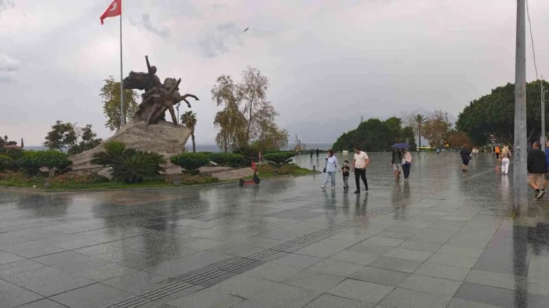 Kent merkezinde hava sıcaklığı 20,3 dereceye kadar düşerken, Cumhuriyet Meydanı’nda yağmura yakalanan yerli ve yabancı t