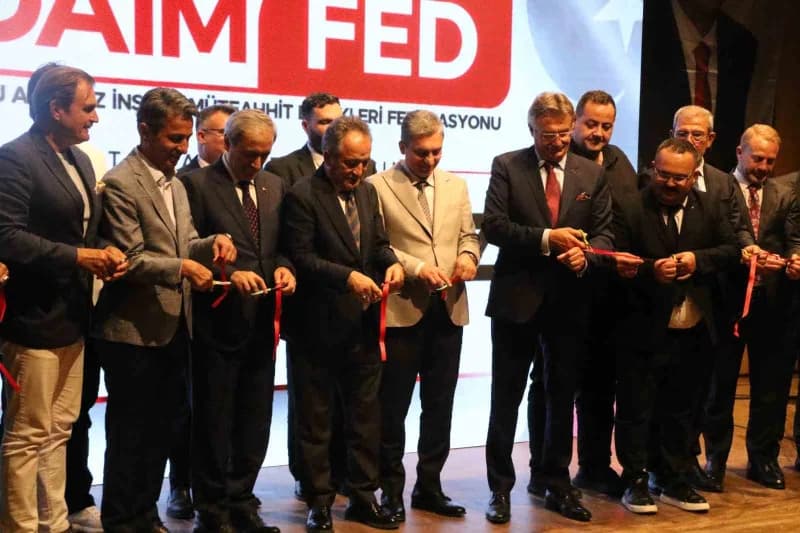 Açılış kurdelesi kesimi