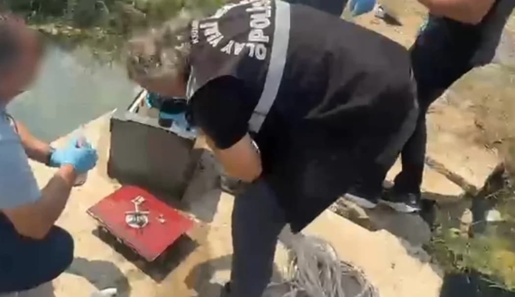 Antalya’nın Kepez ilçesinde, bir evden içerisinde 2 milyon 430 bin lira değerinde ziynet eşyası bulunan 2 çelik kasanın