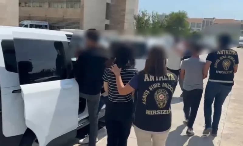 Antalya’nın Kepez ilçesinde, bir evden içerisinde 2 milyon 430 bin lira değerinde ziynet eşyası bulunan 2 çelik kasanın