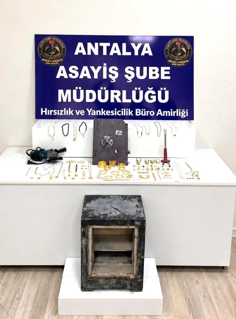 Antalya’nın Kepez ilçesinde, bir evden içerisinde 2 milyon 430 bin lira değerinde ziynet eşyası bulunan 2 çelik kasanın