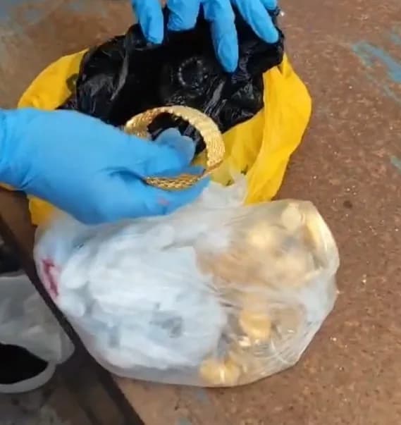 Çalınan ziynet eşyaları bir motosiklet koltuğunun altında gizlenmiş vaziyette bulunurken, dereye atılan kasalar da dalgı