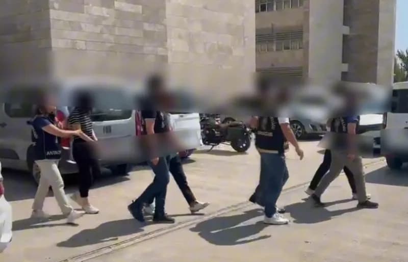 Antalya’nın Kepez ilçesinde, bir evden içerisinde 2 milyon 430 bin lira değerinde ziynet eşyası bulunan 2 çelik kasanın