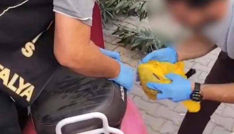 Çalınan ziynet eşyaları bir motosiklet koltuğunun altında gizlenmiş vaziyette bulunurken, dereye atılan kasalar da dalgı