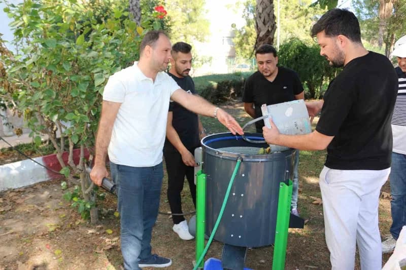 Kemer ilçesinin kırsal mahallelerindeki üreticiler, ceviz soyma makinesiyle iş yükünü azaltarak hasat sürecini hızlandır
