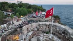 Antalya Hıdırlık Kulesi önünde gün batımında düzenlenen konserden bir sahne