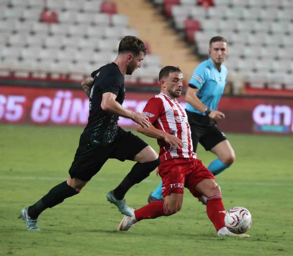 Trendyol 1. Lig'in 8. Haftasında Antalyaspor, sahasında Vanspor FK'yi 3-0 mağlup etti.