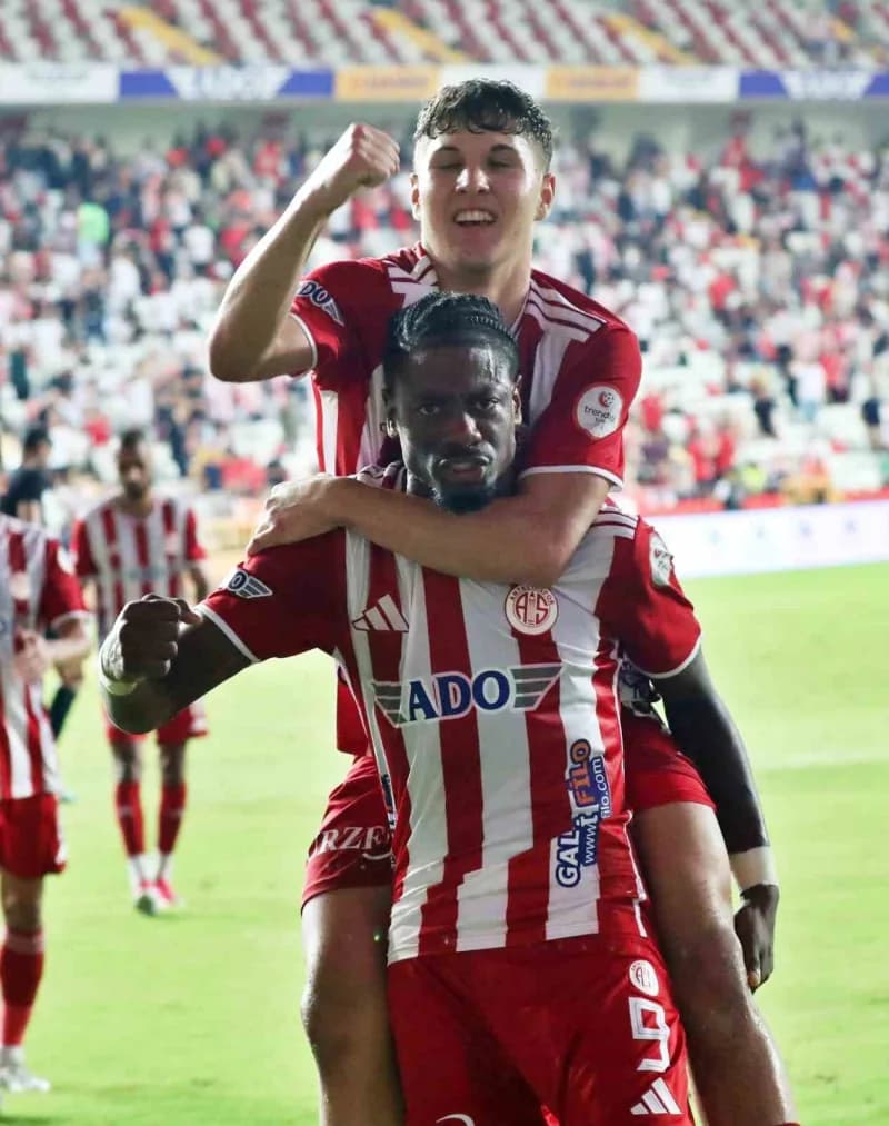 Trendyol 1. Lig'in 8. Haftasında Antalyaspor, sahasında Vanspor FK'yi 3-0 mağlup etti.
