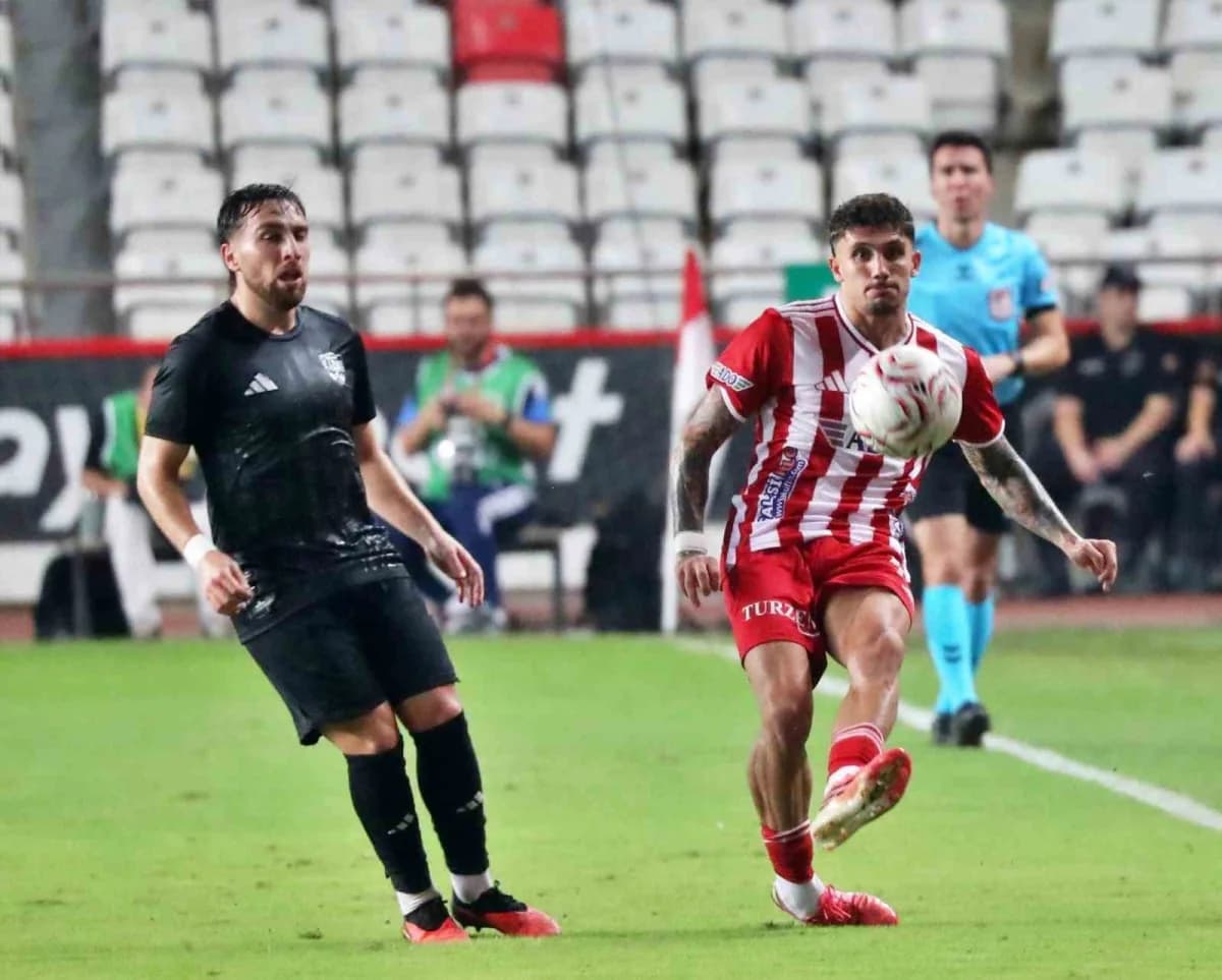 Trendyol 1. Lig maçında Antalyaspor oyuncuları Vanspor FK karşısında gol sevinci yaşıyor