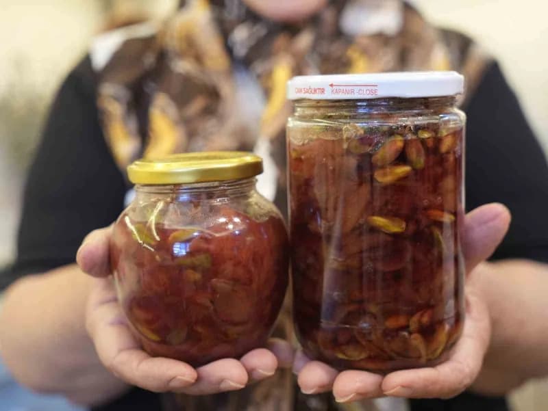 Gastronomi kenti Gaziantep'te 73 yaşındaki Reyzan Dirmilli, çöpe giden Antep fıstığı kabuklarını reçele dönüştürerek ger