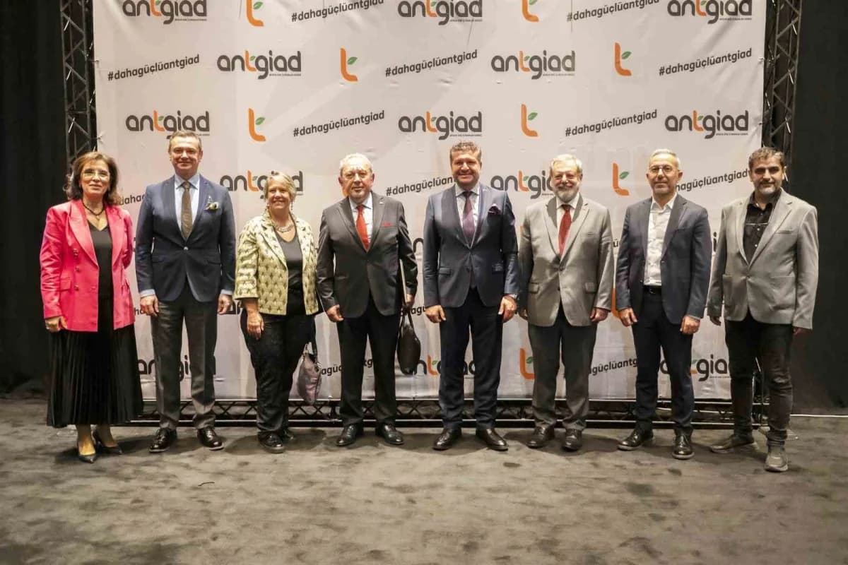 Antalya Genç İş İnsanları Derneği (ANTGİAD), 2026-2027 çalışma sezonunu geniş katılımlı bir toplantıyla açtı.