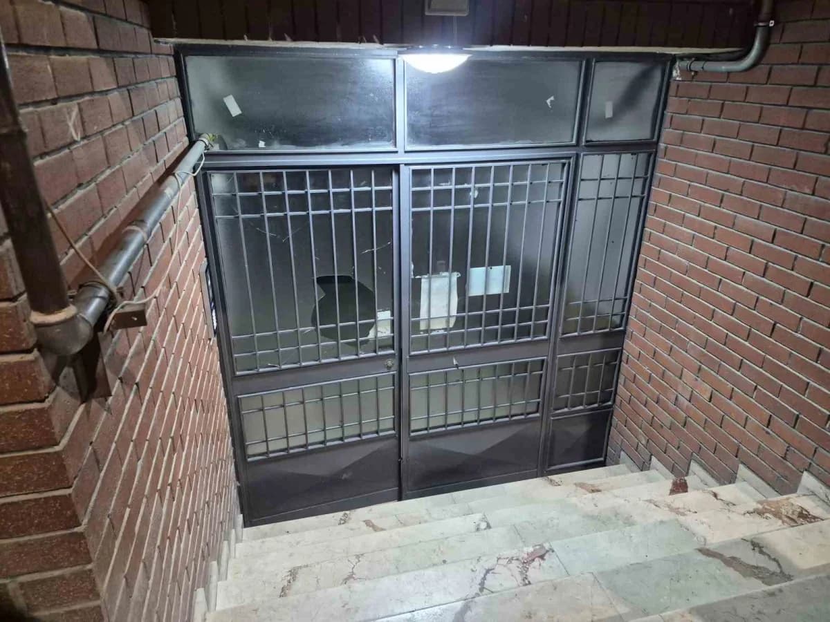 Apartman girişi ve kırılan cam