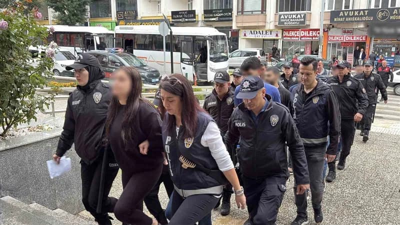 Çorum merkezli 4 ilde düzenlenen operasyonda, kendilerini alıcı ve "Noter görevlisi" olarak tanıtıp "Güvenli ödeme siste