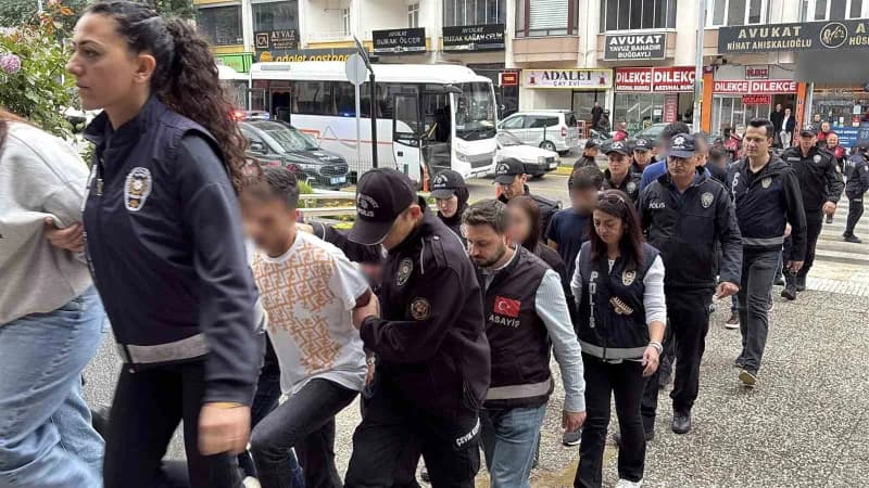 Çorum merkezli 4 ilde düzenlenen operasyonda, kendilerini alıcı ve "Noter görevlisi" olarak tanıtıp "Güvenli ödeme siste