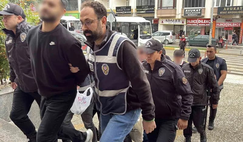 Çorum merkezli 4 ilde düzenlenen operasyonda, kendilerini alıcı ve "Noter görevlisi" olarak tanıtıp "Güvenli ödeme siste