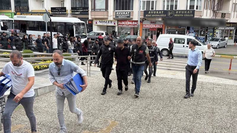 Çorum merkezli araç dolandırıcılığı operasyonunda polis ekipleri şüphelileri gözaltına aldı