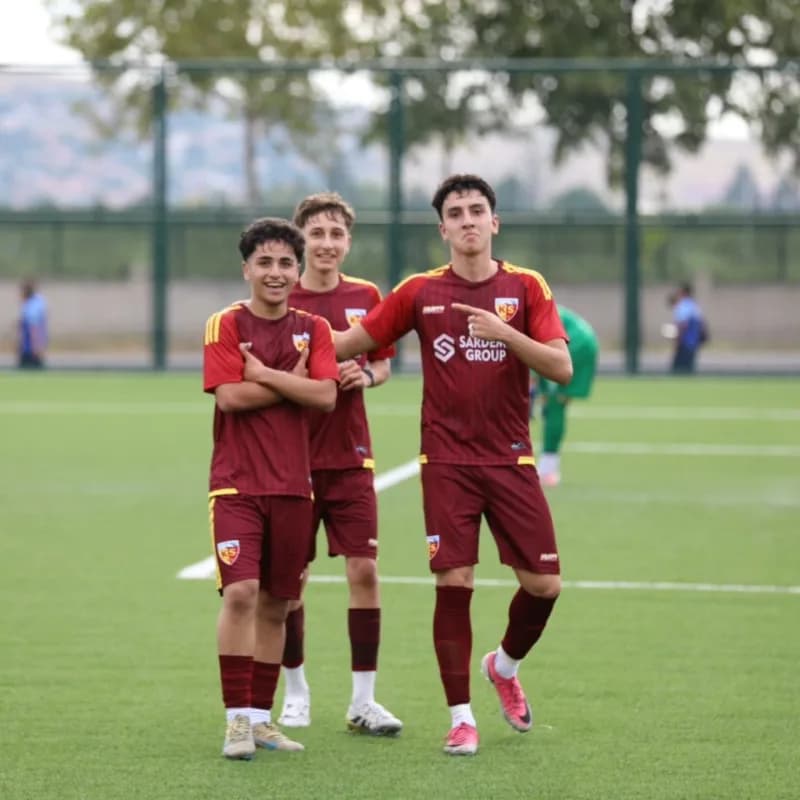 Kayserispor U17 oyuncusu Arda Efe Ülgür 2026-2027 sezonunda gol sevinci yaşarken