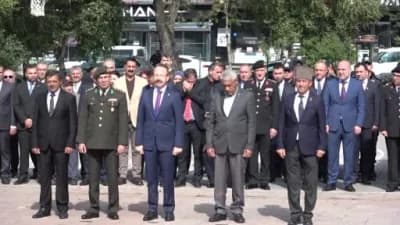 Ardahan’da 19 Eylül Gaziler Günü töreninde protokol üyeleri ve gaziler Atatürk büstüne çelenk sunuyor