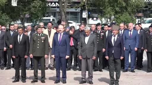 Ardahan’da 19 Eylül Gaziler Günü töreninde protokol üyeleri ve gaziler Atatürk büstüne çelenk sunuyor