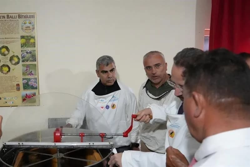 Ardahan’da üreticilere arıcılık, hayvancılık ve ÇKS hakkında bilgilendirme toplantısı