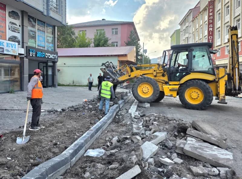 Ardahan Belediyesi ekipleri kent genelinde kaldırım yenileme çalışması yapıyor
