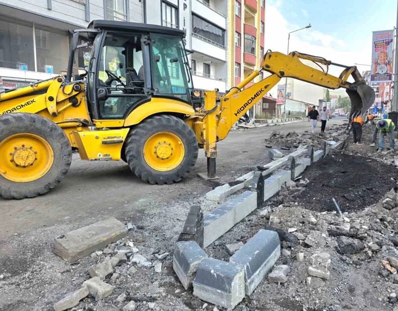 Ardahan belediyesinin kaldırım yenileme çalışmaları devam ediyor. (Olgun yıldız/Ardahan-iha)