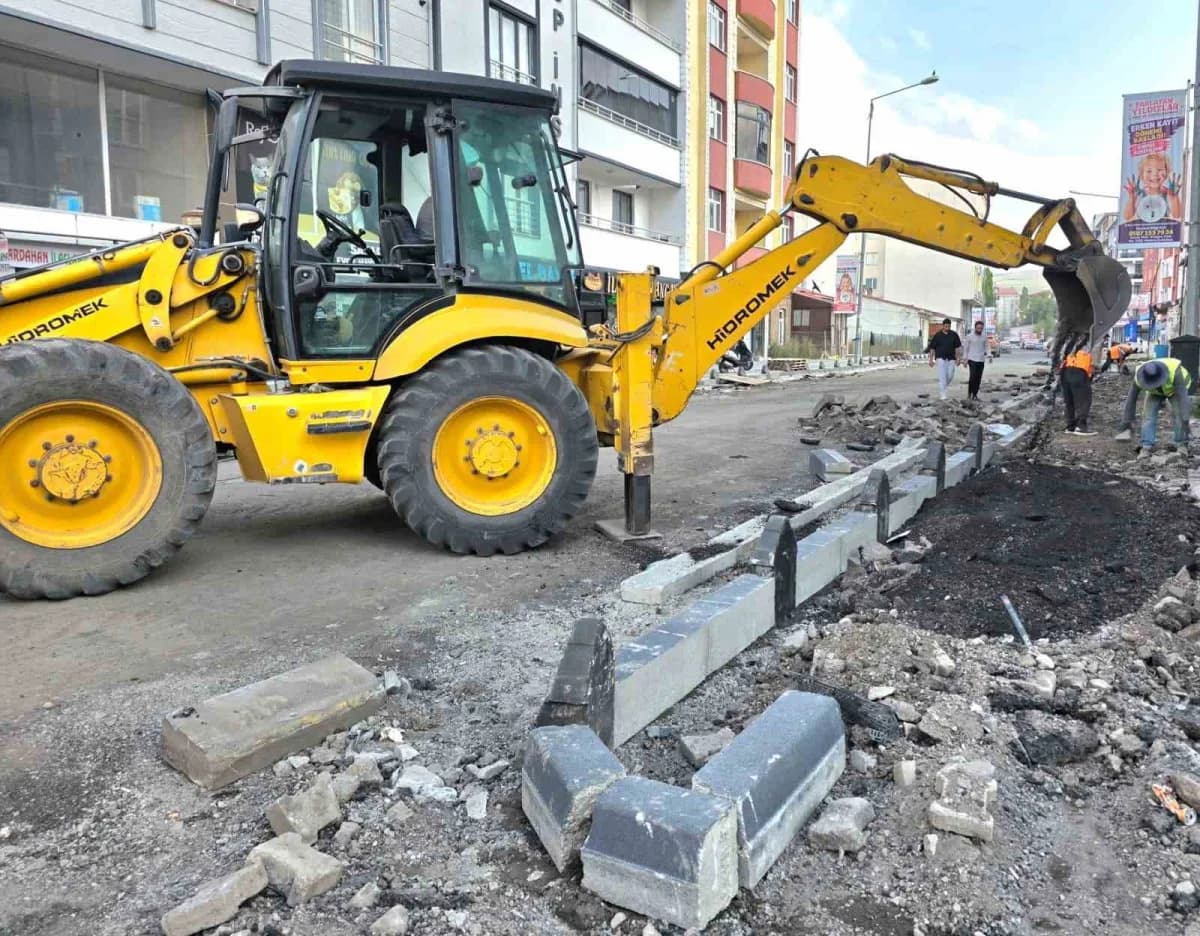 Ardahan belediyesinin kaldırım yenileme çalışmaları devam ediyor. (Olgun yıldız/Ardahan-iha)