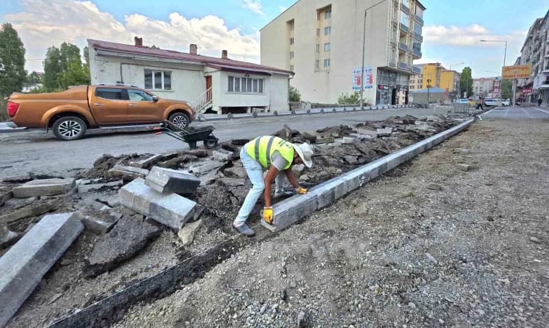 Ardahan belediyesinin kaldırım yenileme çalışmaları devam ediyor. (Olgun yıldız/Ardahan-iha)