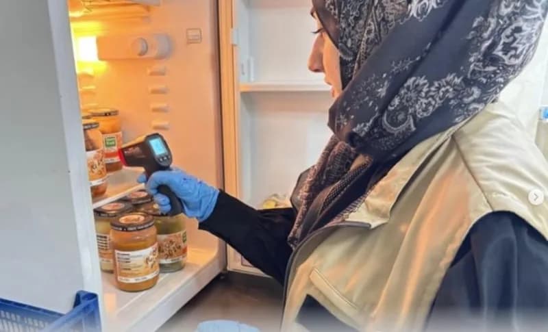 Ardahan’da okul kantini ve yemekhanelerinde yapılan gıda denetimi görüntüsü