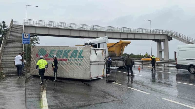 İstanbul'un Arnavutköy ilçesinde yağışlı havada sürücüsünün direksiyon hakimiyetini kaybettiği kamyon, önce bariyerlere