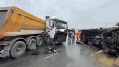 İstanbul Arnavutköy’de yağışlı havada devrilen kamyon ve kazaya karışan hafriyat kamyonu