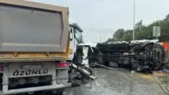 Arnavutköy-Habipler yolunda devrilen kamyon ve çarpan hafriyat kamyonu sonrası oluşan trafik yoğunluğu