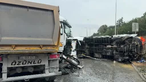 Arnavutköy-Habipler yolunda devrilen kamyon ve çarpan hafriyat kamyonu sonrası oluşan trafik yoğunluğu