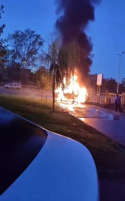 İstanbul Arnavutköy’de seyir halindeki kamyonetin alevler içinde kaldığı anlar