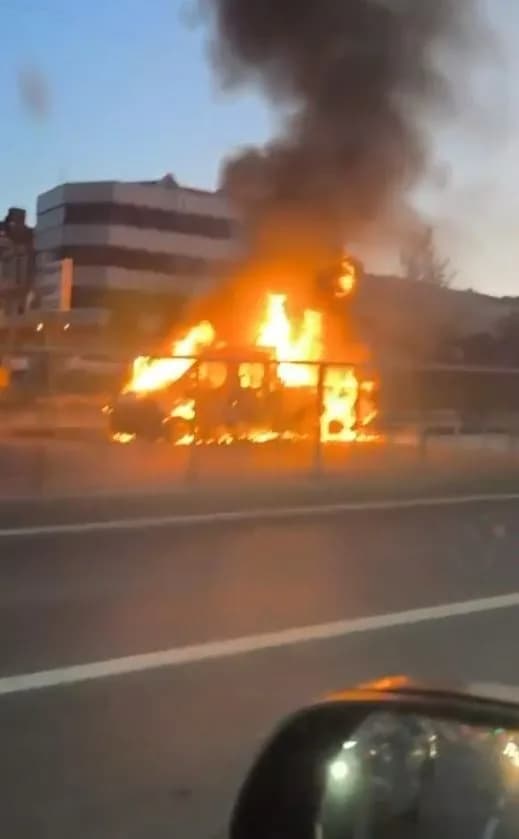 İstanbul Arnavutköy'de seyir halindeki bir Kamyonetin kasa bölümünde henüz bilinmeyen nedenle yangın çıktı. Kısa sürede