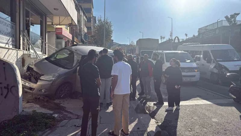 İstanbul Arnavutköy’de hafif ticari araç ile servis aracının çarpışması sonrası kaldırıma çıkan araç