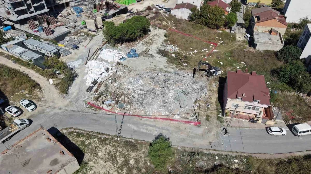 Arnavutköy’de Kentsel Yenileme çalışmaları sahadaki uygulamalarla hız kazandı. Belediye iştirak şirketi ARKENT AŞ tarafı