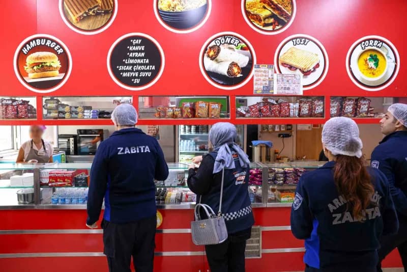 Arnavutköy Belediyesi zabıta ekipleri okul kantininde gıda denetimi yapıyor