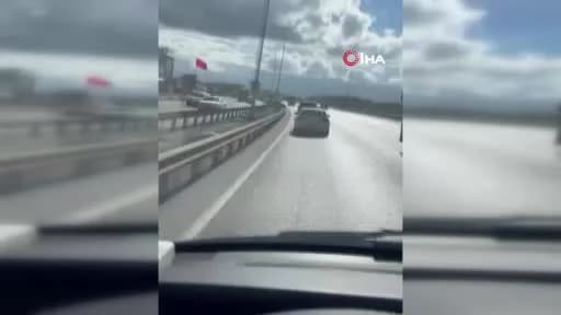 Arnavutköy-Sultangazi yolunda sirenleri açık ambulansın trafikte ilerlerken önündeki otomobilin yol vermemesi