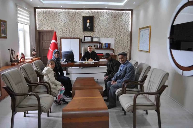Arpaçay İlçe Jandarma Komutanlığı’nda temsili askerlik yemin töreni sırasında Fatih Demir ve ailesi