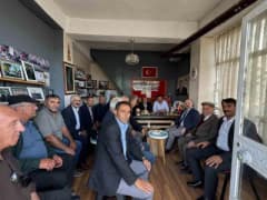Arpaçay Kaymakamı Mehmet Abdulkadir Güvenç ve Belediye Başkanı Zeki Elma muhtarlarla toplantıda