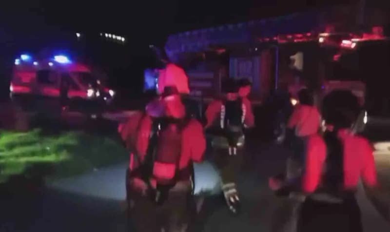 Hatay Arsuz’da Nardüzü Mahallesi’nde çıkan ev yangını sonrası itfaiye ekiplerinin müdahalesi